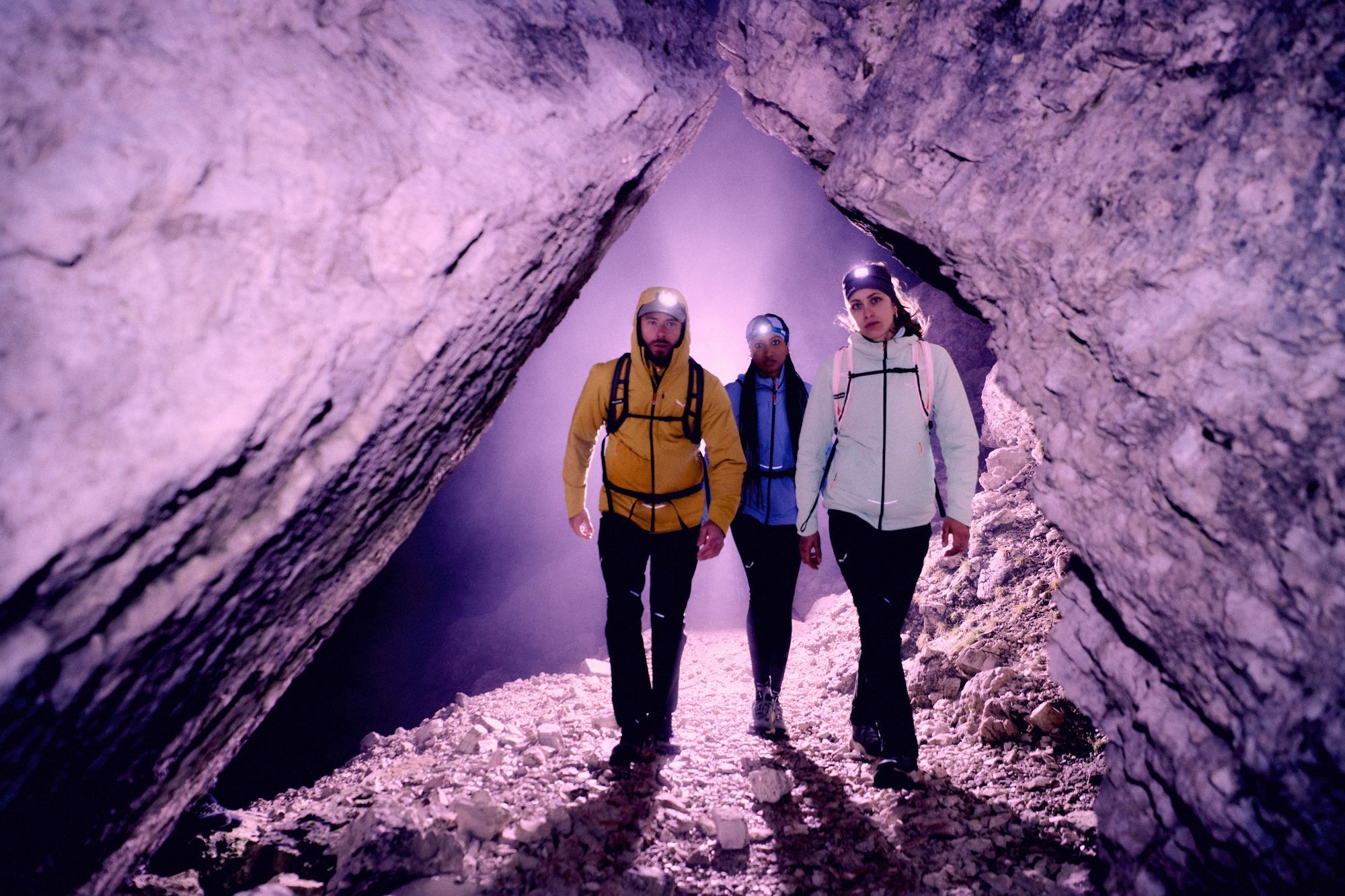 3 personnes pratiquant l'alpinisme
