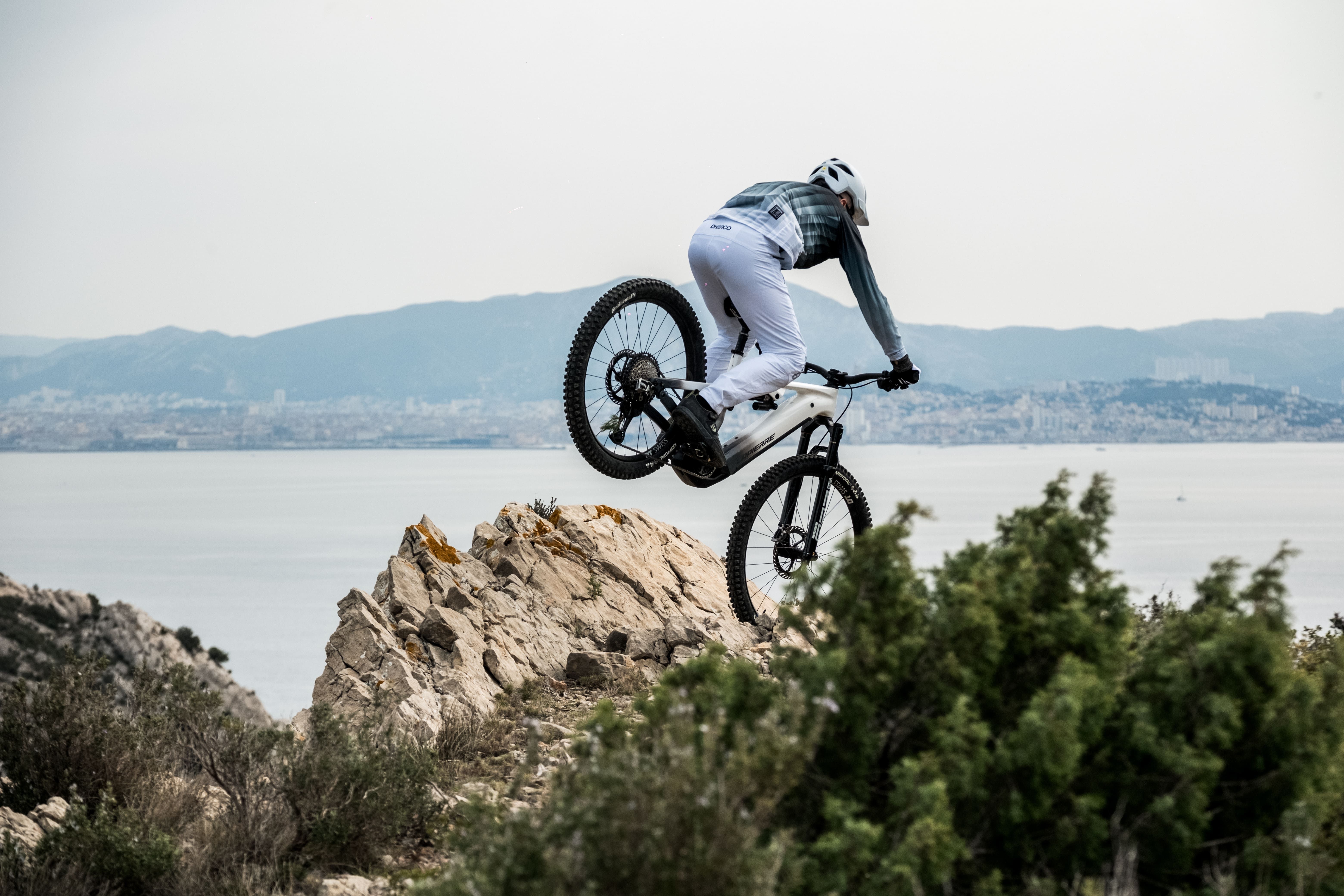 Saut lors du test du Lapierre Overvolt AM CF