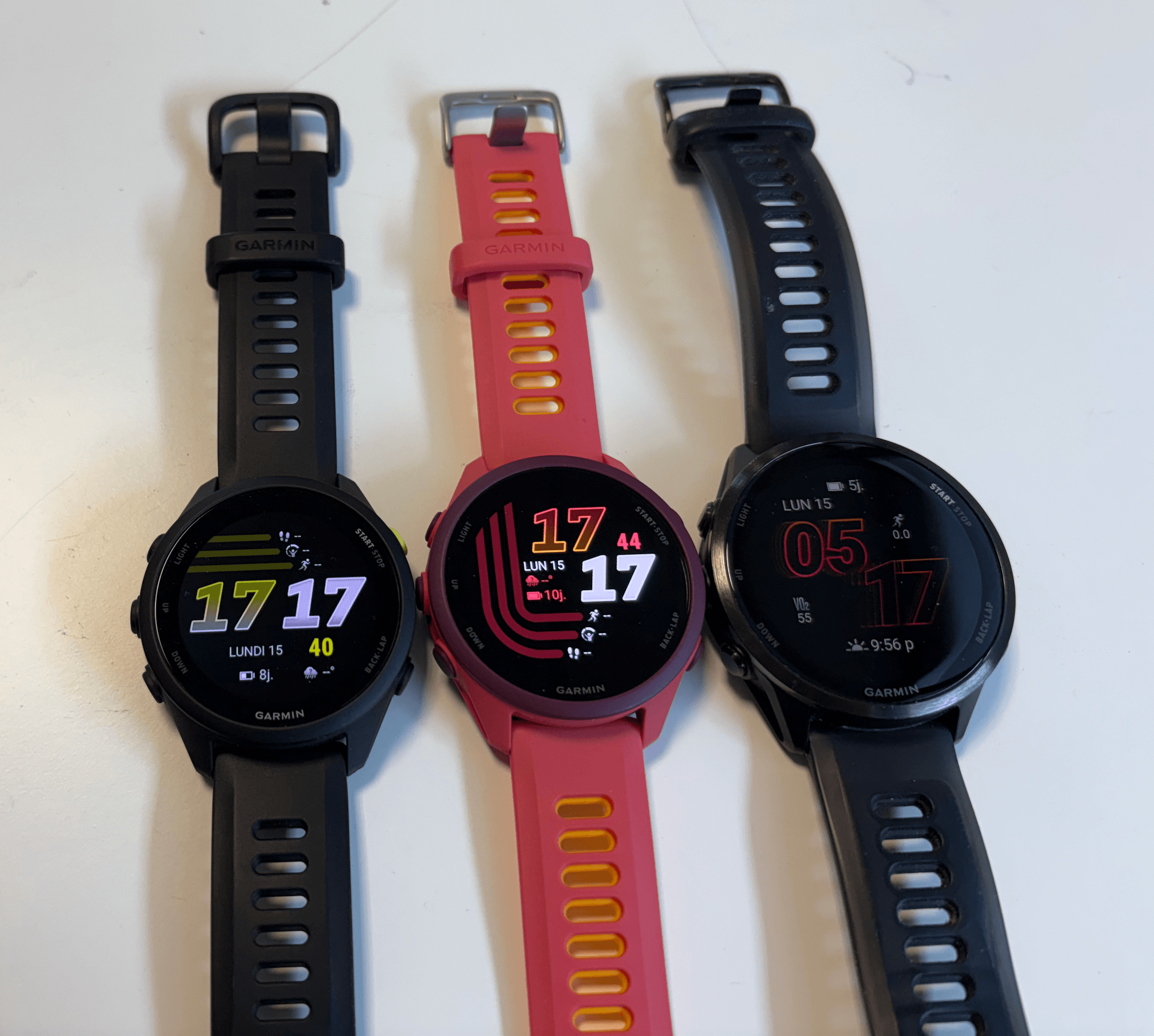 Dans l'ordre : Garmin Forerunner 70, 170 Music et 570 47mm