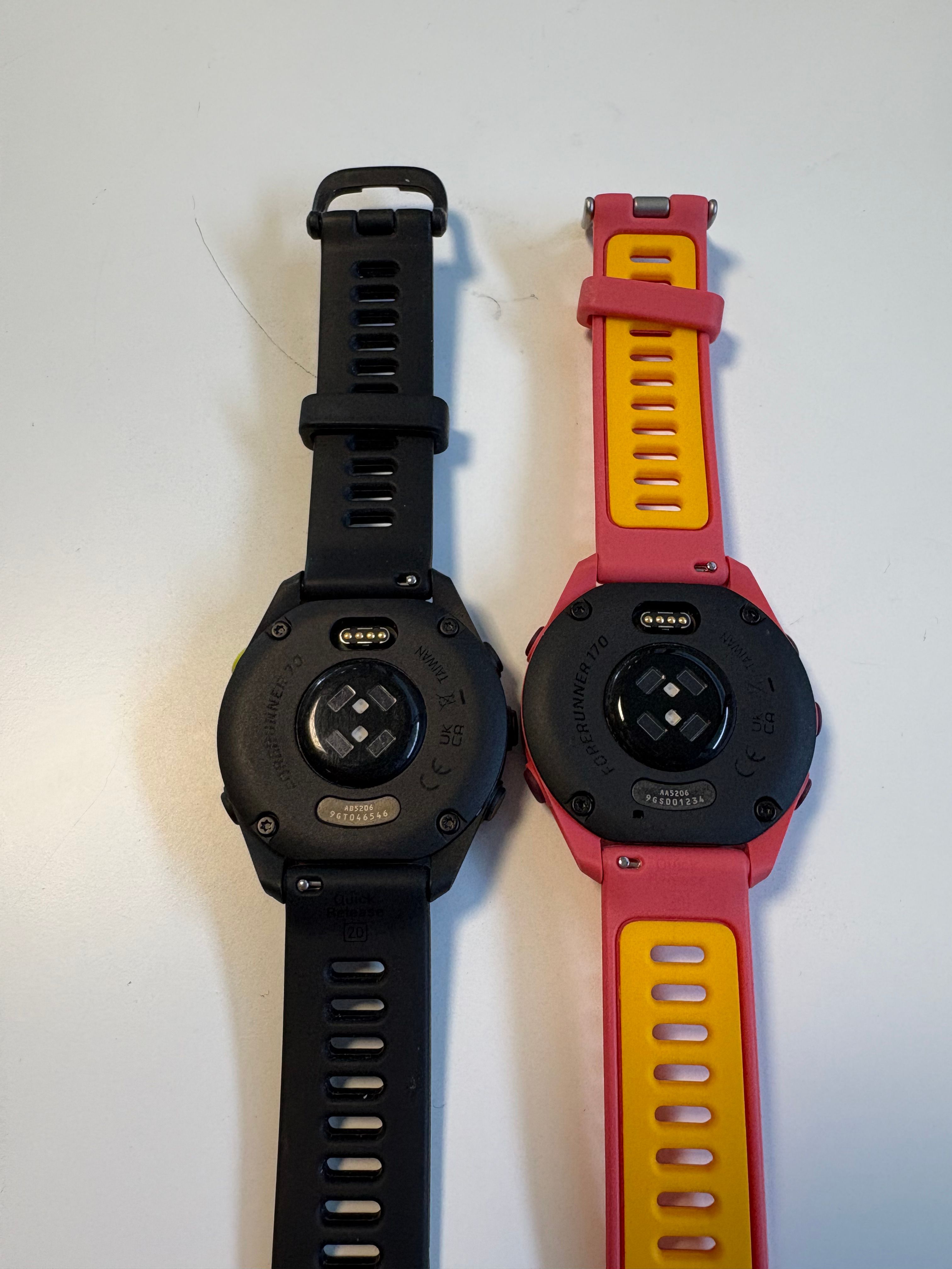 Capteur Garmin Elevate Gen 4 de la Forerunner 170 à côté de la 70