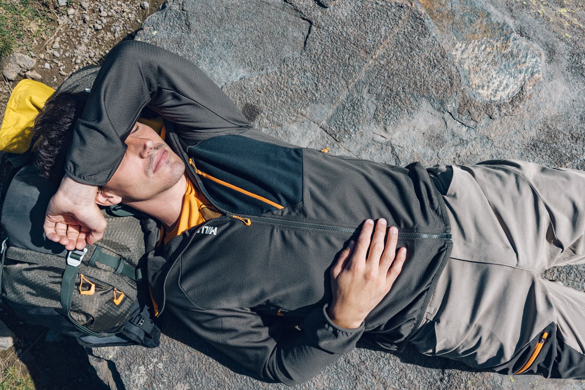 Image d'un home portant une polaire Millet pour notre comparatif des meilleurs polaires 2025