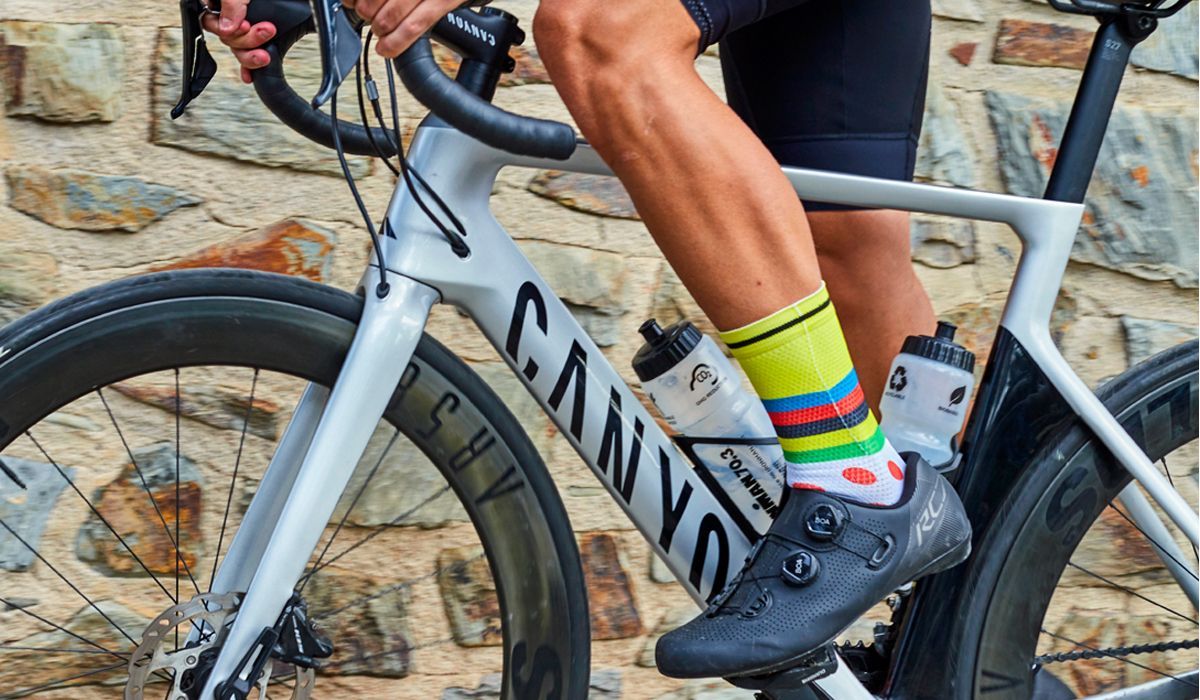 Ciclista con calcetines en primer plano