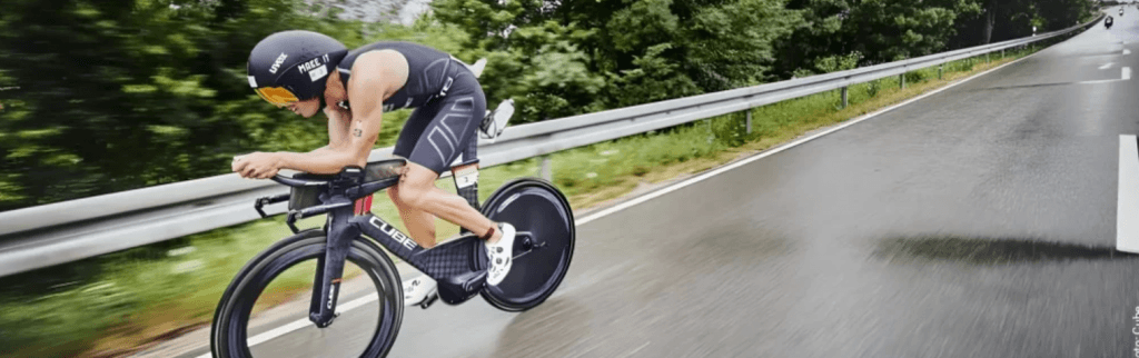 Triatleta en bici de contrareloj