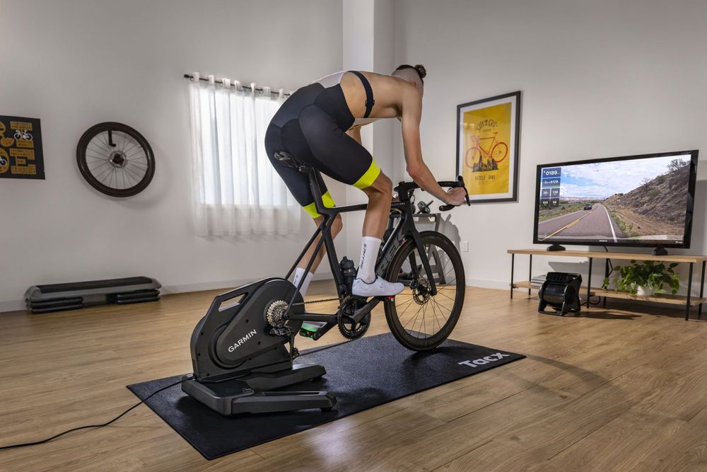 Le home-trainer Tacx Nēra installé dans un salon