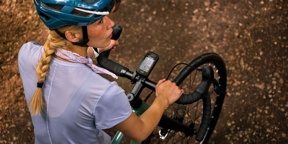 Garmin Edge Explore 3 monté sur un vélo en forêt