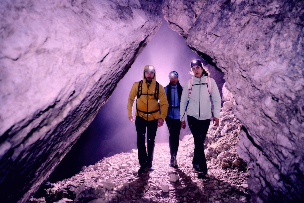 3 Personen, die Bergsteigen betreiben