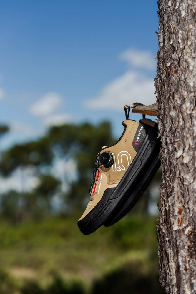 adidas Five Ten Freerider Pro BOA vastgehangen aan een boom