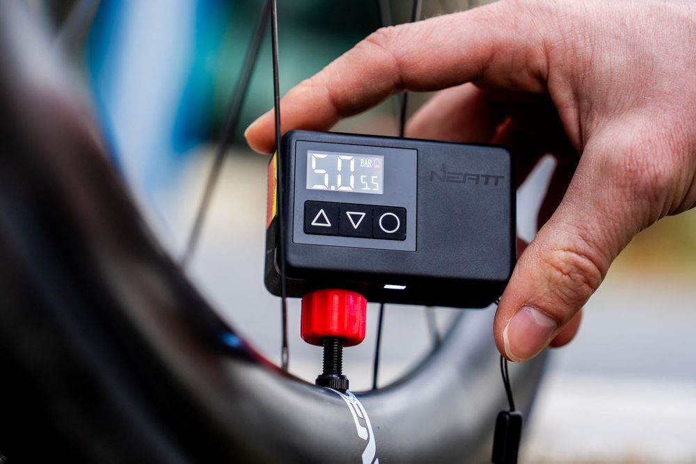 Elektrische Mini-Pumpe von Neatt beim Aufpumpen