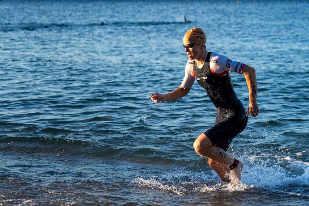 Triathlon-Einteiler beim Verlassen des Wassers