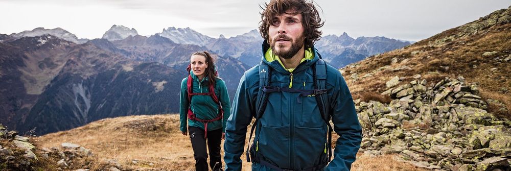 Paisaje con dos personas caminando para nuestra comparativa de las mejores botas de senderismo