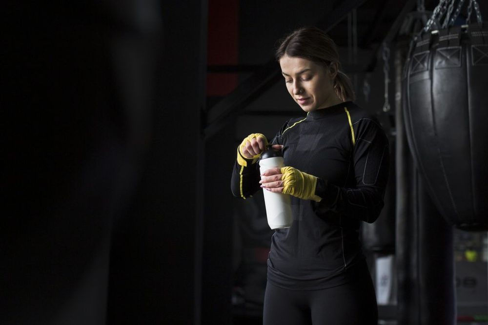 femme buvant de la whey protéine