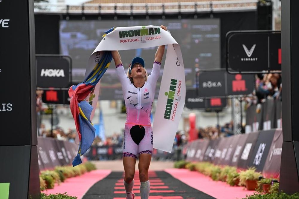 Frau, bei der Ironman Finish Line