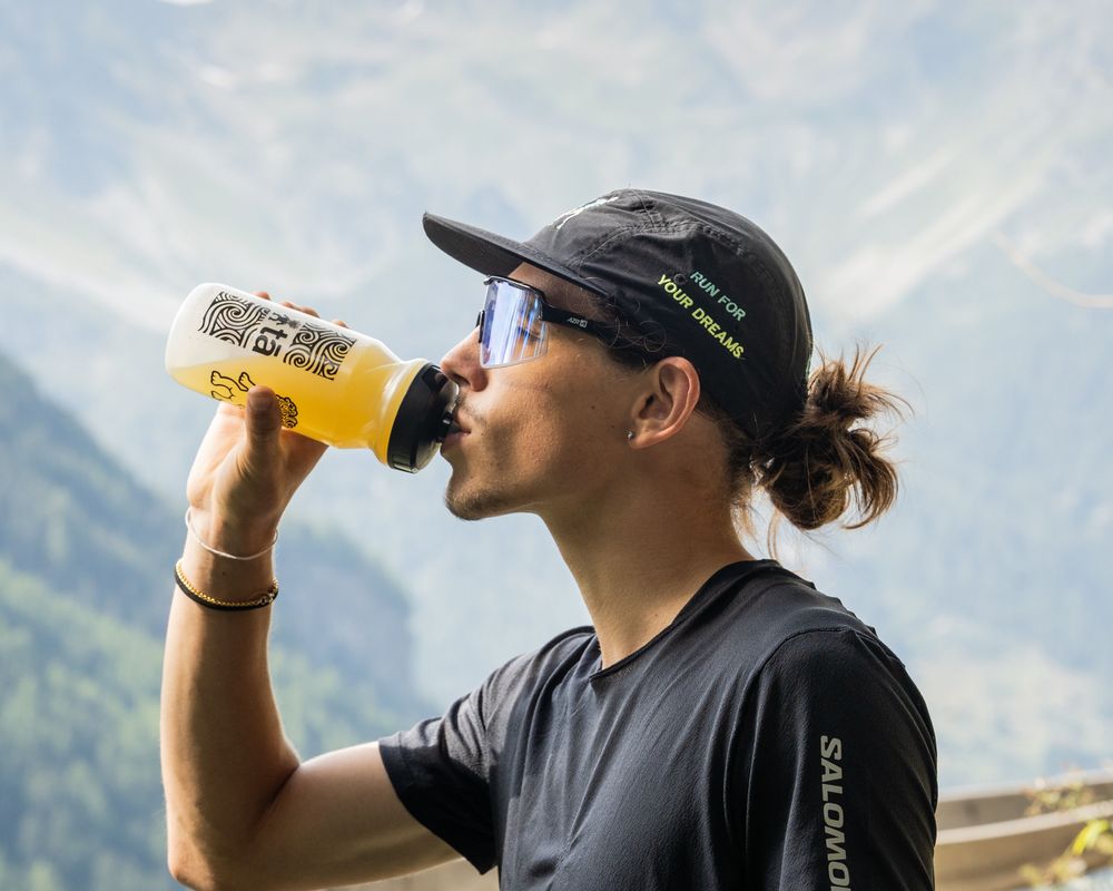 Trailrunner trinkt Elektrolyte