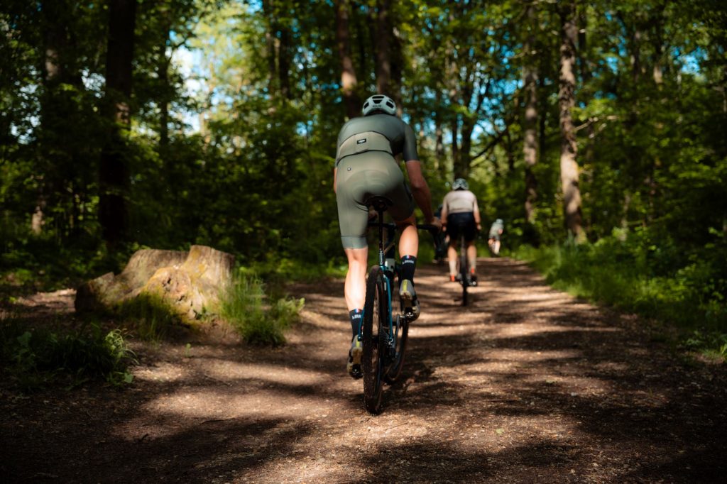 Groupe de cycliste en foret sur leur vélos gravel