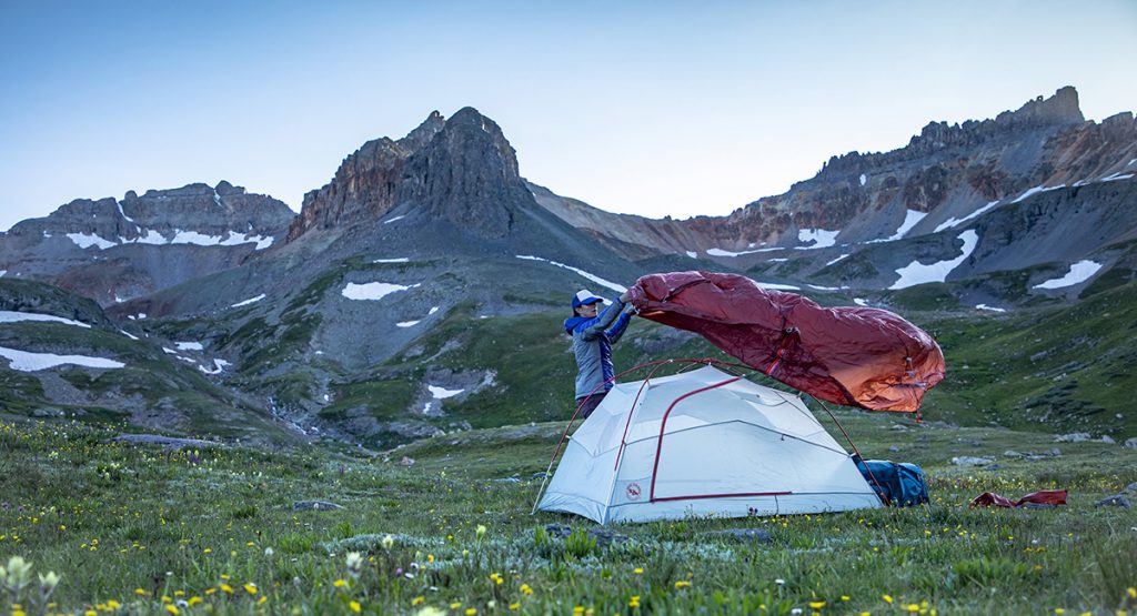 Tente de bivouac dans un décor alpin